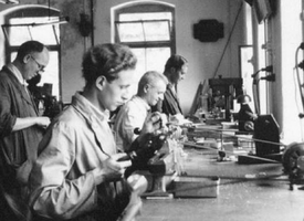 Einblick in die Produktion bei Mühle-Glashütte um 1950